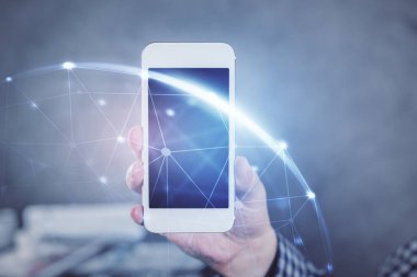 Bir adamın elini tutarken ve telefon ve sosyal ağ teması kullanırken çift pozlama.