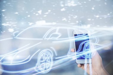 Otomobil ikonu hologramının iki katına çıkarılması ve kadının mobil bir cihaz kullanması. Teknoloji konsepti.
