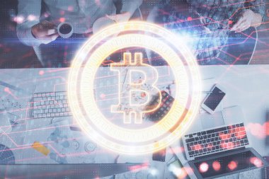 Kadın ve erkeğin birlikte çalışırken çift pozlama ve şifreli hologram çizimi. Bilgisayar arkaplanı. Blockchain konsepti. Üst Görünüm.