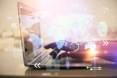 Bilgisayar ve dünya haritası çizimleri üzerinde çalışan kadın elleri çift pozlama. Uluslararası teknoloji sektörü konsepti.