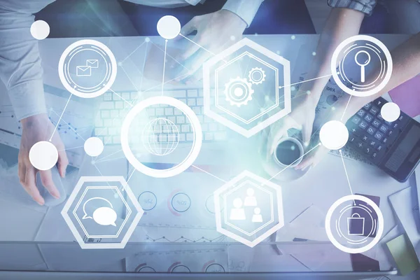 Kadın ve erkeğin birlikte çalıştığı çifte pozlama ve sosyal ağ temalı hologram çizimi. Bilgisayar arkaplanı. konsept bağlanıyor. Üst Görünüm.