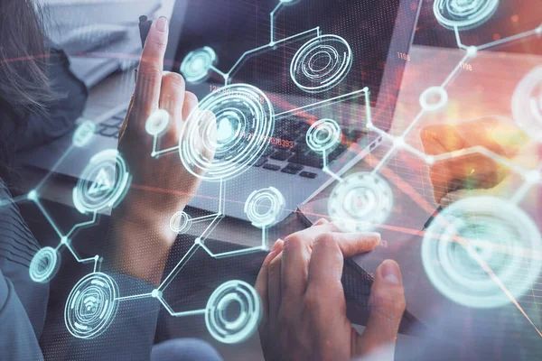 Kadın ve erkeğin birlikte çalıştığı çifte pozlama ve sosyal ağ temalı hologram çizimi. İnsanlar konsepte bağlanır. Bilgisayar arkaplanı.