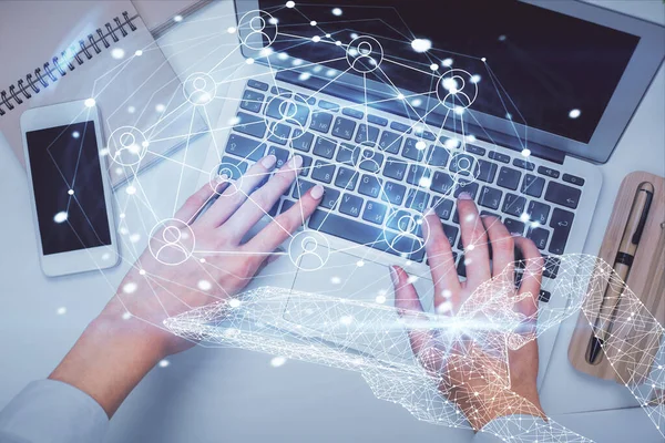 Doble Exposición Las Manos Las Mujeres Que Trabajan Computadora Red — Foto de Stock