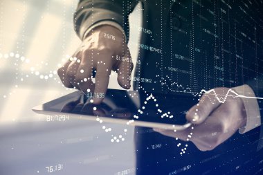 Bir adamın elini tutarken ve dijital bir cihaz ve veri temalı hologram çizimi kullanırken çift pozlama. Teknoloji konsepti.