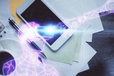 AR gözlüklü adamı telefonla çizerken çift pozlama. Üst Manzara. VR kavramı.