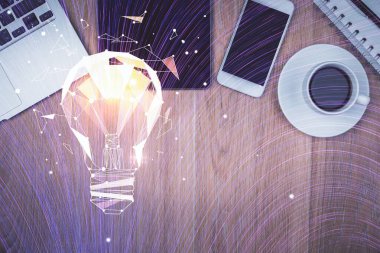 Ampulü telefonla masanın üzerine çizerken çift pozlama. Üst Manzara. Fikir kavramı.