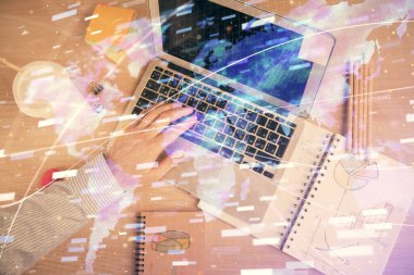 İnsan elinin bilgisayar klavyesi ve veri temalı hologram çiziminin üzerine yazarken çoklu pozlama. Üst Manzara. Teknoloji konsepti.