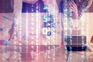 Kadın ve erkeğin birlikte çalışması ve veri temalı hologram çizimi. Bilgisayar arkaplanı. Üst Görünüm.