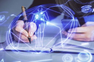 Bilgisayarda yazı yazan kadın elleri ve genel temalı hologram çizimleri. Eğitim kavramı.