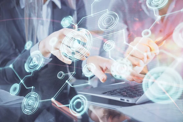 Kadın ve erkeğin birlikte çalıştığı çifte pozlama ve sosyal ağ temalı hologram çizimi. İnsanlar konsepte bağlanır. Bilgisayar arkaplanı.
