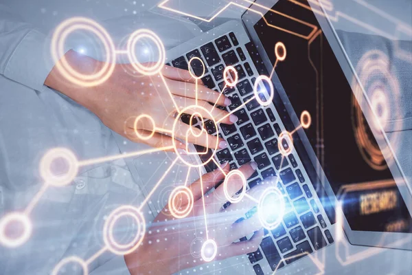 Bilgisayar ve sosyal ağ temalı hologram çizimlerinde çalışan kadın elleri çift pozlama. Üst Manzara. İnsanlar bağlantı konsepti.