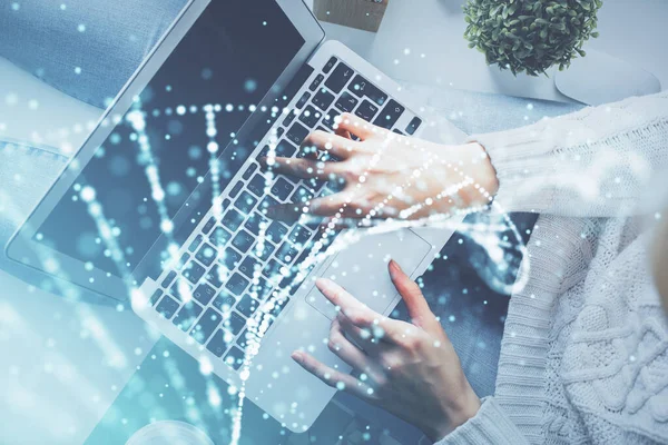 Bilgisayar ve DNA hologramı çizimleri üzerinde çalışan kadın elleri çift pozlama. Üst Manzara. Tıp eğitimi kavramı.