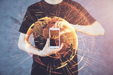 Bir adamın elini tutarken ve telefon ve sosyal ağ teması kullanırken çift pozlama.