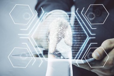 Dijital bir cihaz ve parmak izi hologramı kullanarak insanın elini tutarken çift pozlama. Güvenlik kavramı.