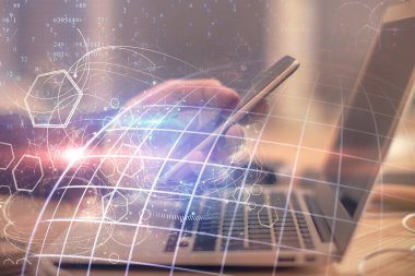 Dijital bir cihaz ve harita kullanarak insanın elini tutarken birden fazla pozlama. Uluslararası iş kavramı.