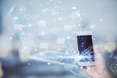 Çift taraflı zarf ikonu hologramı ve cep telefonu kullanan bir kadın. E- posta konsepti.