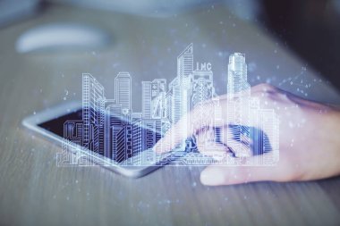 Hologram binaları ve mobil cihaz kullanan kadınları iki kez gösteriyor. Akıllı şehir konsepti.