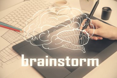 İki kez yaratıcı holograma maruz kalma ve bir kadının mobil bir cihaz kullanması. Başlangıç konsepti.