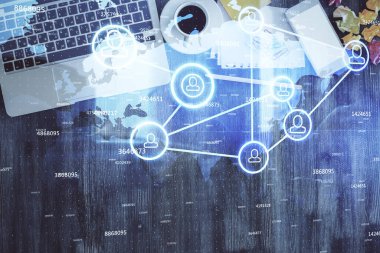 Masaüstü arkaplanındaki bilgisayar üzerinden sosyal ağ hologramı çizimleri. Üst Manzara. Çift pozlama.