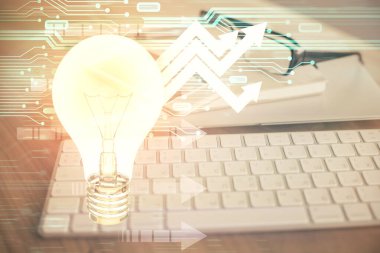 Ampul çizimi ve cep telefonu arkaplanı çift pozlu. Fikir kavramı