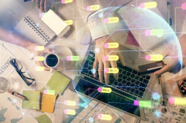 Kadın ve erkeğin birlikte çalışması ve veri temalı hologram çizimi. Bilgisayar arkaplanı. Üst Görünüm.