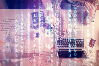 Kadın ve erkeğin birlikte çalışması ve veri temalı hologram çizimi. Bilgisayar arkaplanı. Üst Görünüm.