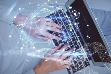 Bilgisayar ve sosyal ağ temalı hologram çizimlerinde çalışan kadın elleri çift pozlama. Üst Manzara. İnsanlar bağlantı konsepti.