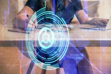 Bilgisayar ve veri temalı hologram çizimleri üzerinde çalışan kadın ellerine çok fazla maruz kalma. Teknoloji kavramı.