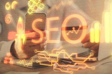 Kredi kartı ve SEO çizimi tutan bir adamın ellerine iki kez maruz kalmış. İnternet E-ticaret konseptinde arama motoru optimizasyonu.