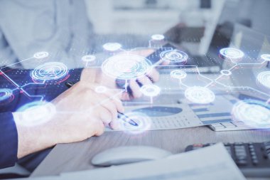 Bir adamın elini tutarken ve telefon ve sosyal ağ teması kullanırken çift pozlama.