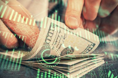 Teknolojinin hologramı, Amerikan dolarları ve insan eli çizimleri. Teknoloji konsepti.