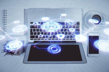 Masaüstü arkaplanındaki bilgisayar üzerinden sosyal ağ hologramı çizimleri. Üst Manzara. Çift pozlama.