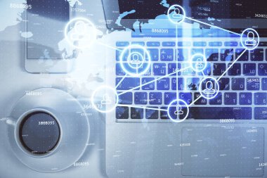 Masaüstü arkaplanındaki bilgisayar üzerinden sosyal ağ hologramı çizimleri. Üst Manzara. Çift pozlama.