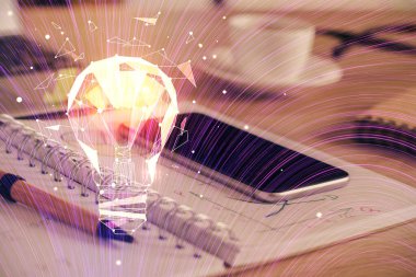 Ampul çizimi ve cep telefonu arkaplanı çift pozlu. Fikir kavramı