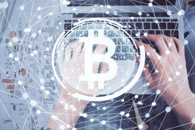 Bilgisayar klavyesinin ve şifreli para birimi temalı hologram çiziminin üzerine iki kez yazılan el pozu. Üst Manzara. Engelleme zinciri kavramı.