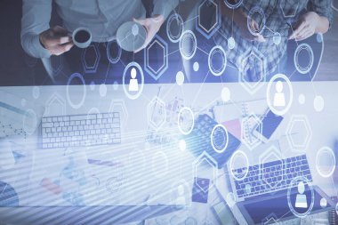 Kadın ve erkeğin birlikte çalıştığı çifte pozlama ve sosyal ağ temalı hologram çizimi. Bilgisayar arkaplanı. konsept bağlanıyor. Üst Görünüm.