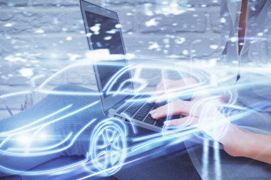 Bilgisayarda ve otomobil temalı çizimlerde kadın elinin çifte pozu. Yüksek Teknoloji kavramı.