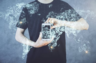 Bir adamın elini tutarken ve telefon ve sosyal ağ teması kullanırken çift pozlama.