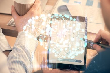 Bir adamın elini tutarken ve dijital bir cihaz ve beyin hologramı çizerken çift pozlama. Veri kavramı.