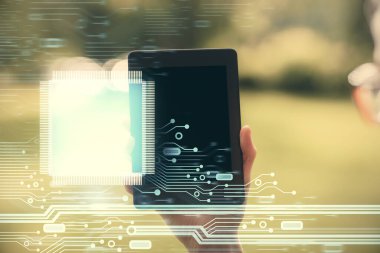 Teknolojiye çifte maruz kalma, hologram çizimi ve cep telefonu kullanan bir kadın. Ai kavramı