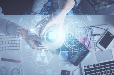 Kadın ve erkeğin birlikte çalıştığı çifte pozlama ve sosyal ağ temalı hologram çizimi. Bilgisayar arkaplanı. konsept bağlanıyor. Üst Görünüm.