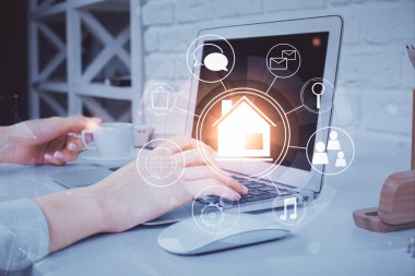 Bilgisayarda yazı yazan kadın elleri ve çizim yapan binalar. Akıllı şehir konsepti.