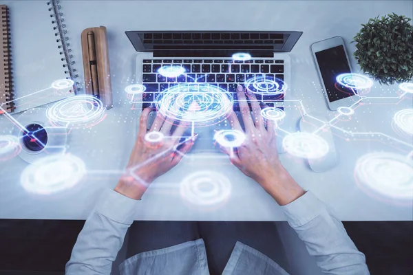 Bilgisayar ve sosyal ağ temalı hologram çizimlerinde çalışan kadın elleri çift pozlama. Üst Manzara. İnsanlar bağlantı konsepti.