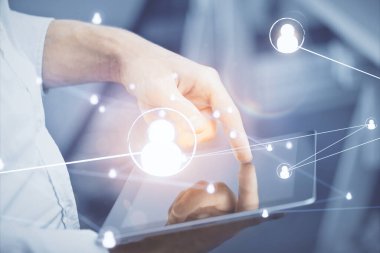 Bir adamın elini tutarken ve telefon ve sosyal ağ teması kullanırken çift pozlama.