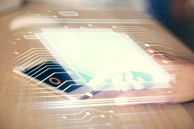 Teknolojiye çifte maruz kalma, hologram ve cep telefonu kullanan bir kadın..