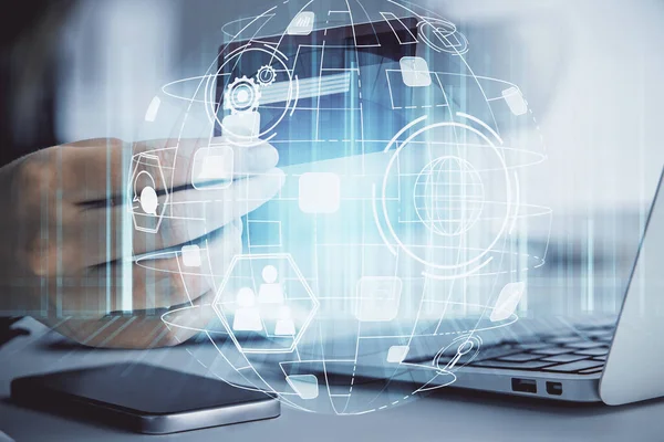 İnternetten alışveriş yapan kadının elinde kredi kartı ve sosyal ağ temalı bir çizim var. İlişki E-ticaret kavramı.