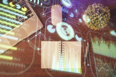 Bilgisayarla üst görünüm çalışma masası arkaplanı üzerinden hologram çizerek veri temasının çifte pozlandırılması. Teknoloji kavramı.