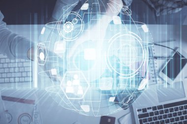 Kadın ve erkeğin birlikte çalıştığı çifte pozlama ve sosyal ağ temalı hologram çizimi. Bilgisayar arkaplanı. konsept bağlanıyor. Üst Görünüm.