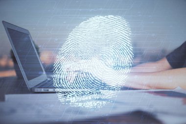 Bilgisayarda yazı yazan ve parmak izi çizimi yapan bir kadının ellerine iki kez maruz kalmış. Güvenlik kavramı.