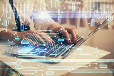 Bilgisayar ve veri temalı hologram çizimleri üzerinde çalışan kadın ellerine çok fazla maruz kalma. Teknoloji kavramı.